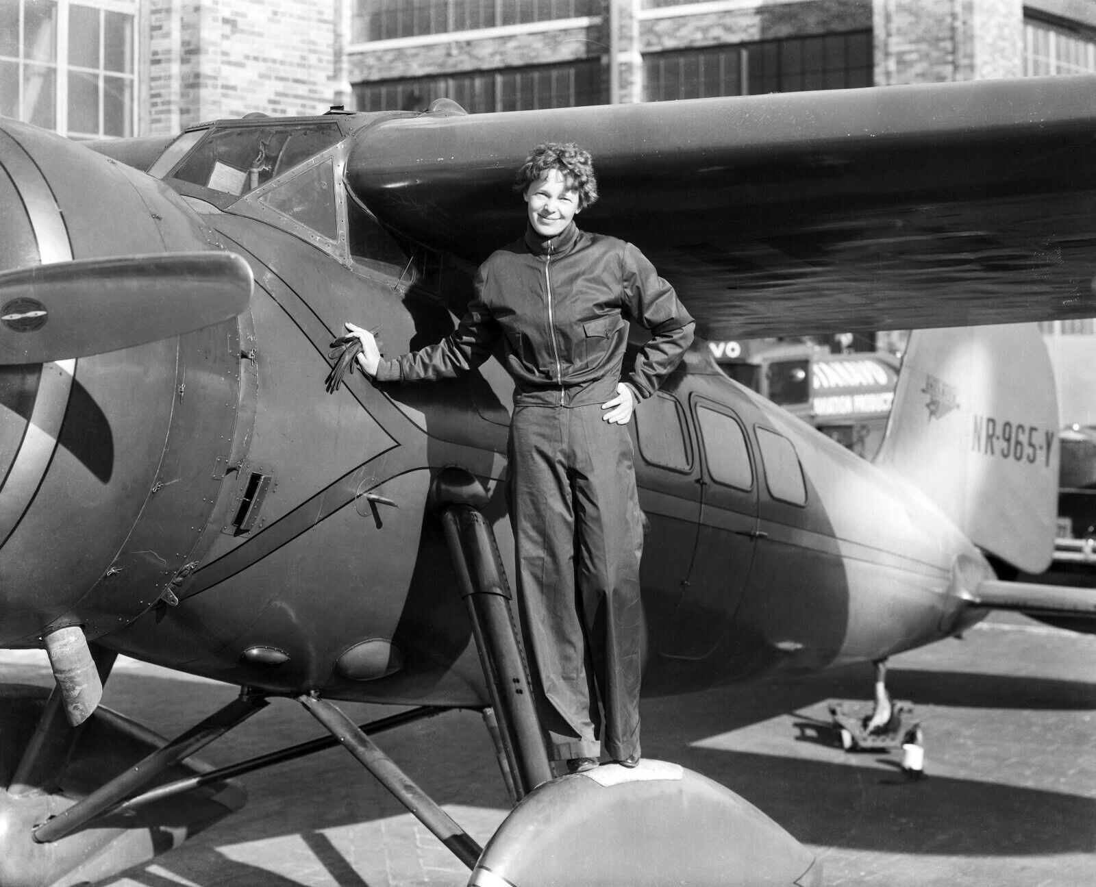 AMELIA EARHART 8X10 CELEBRITY PHOTO PICTURE