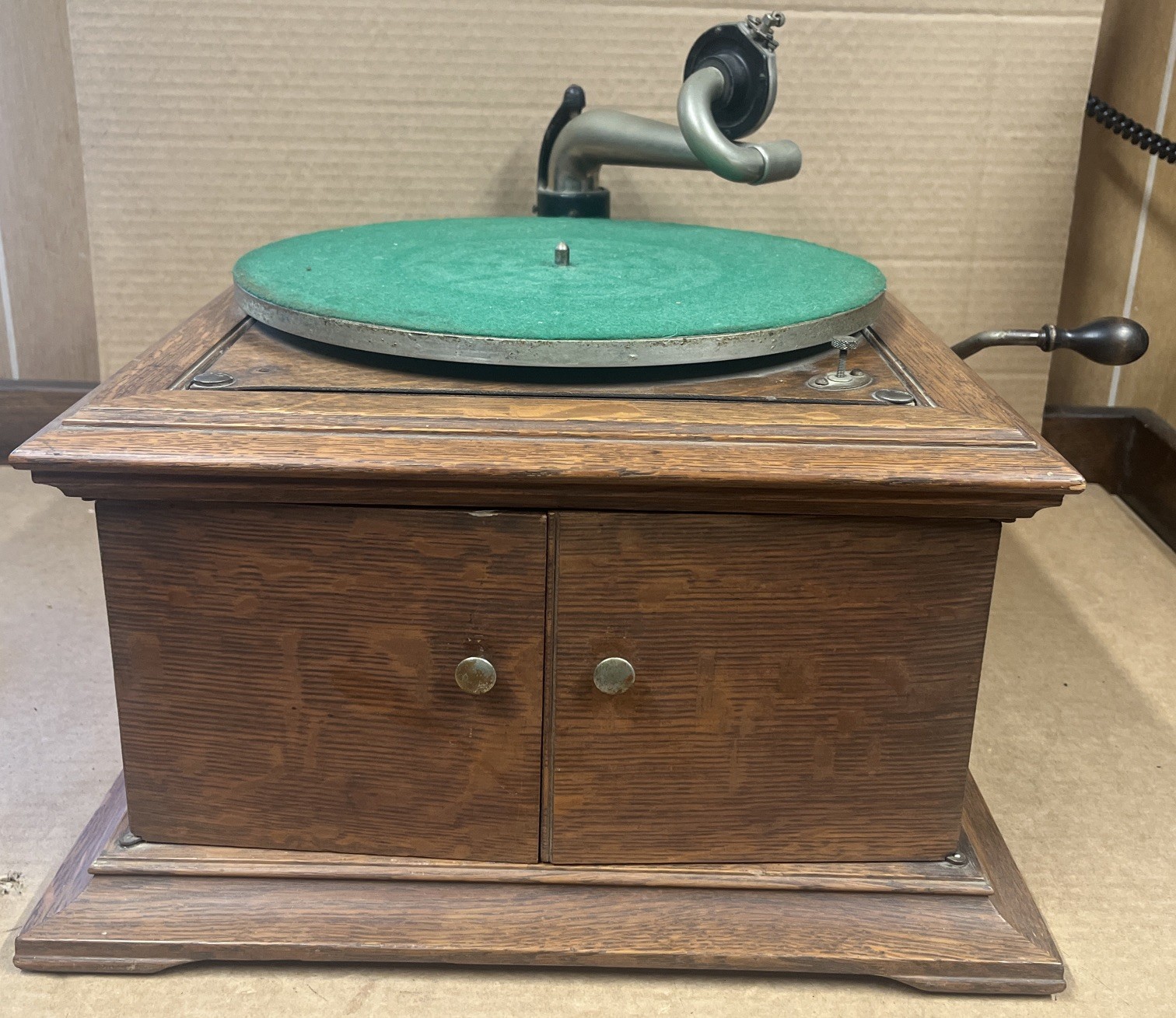 Antique 1920 Victor  VV-VI Talking Machine - Works/Spins -Canadian Badge