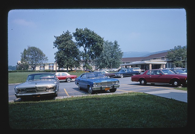 Photo:Ellenville New York Fallsview 1960s Classic Cars Motel Parking Lot