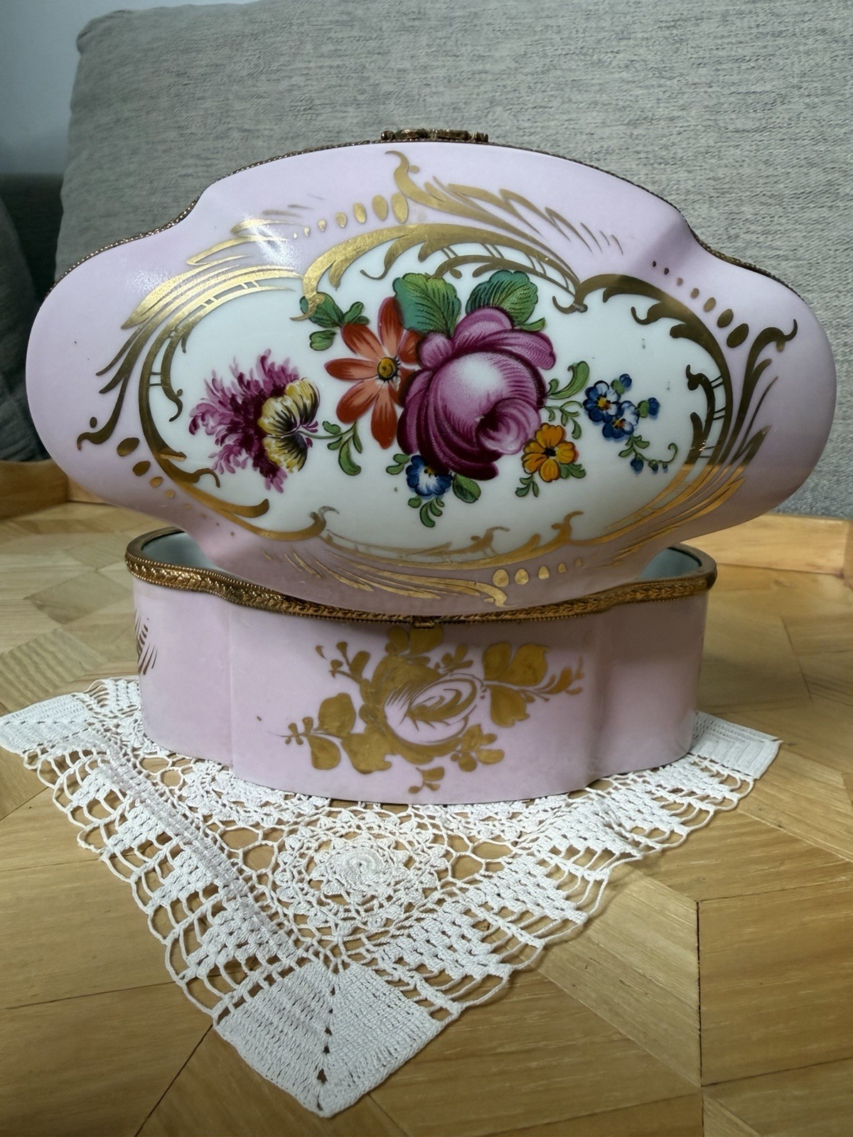 Antique French Limoges Hand Painted Porcelain Floral Pink Trinket Box. Antique French Limoges Hand Painted Porcelain Floral Pink Trinket Box.