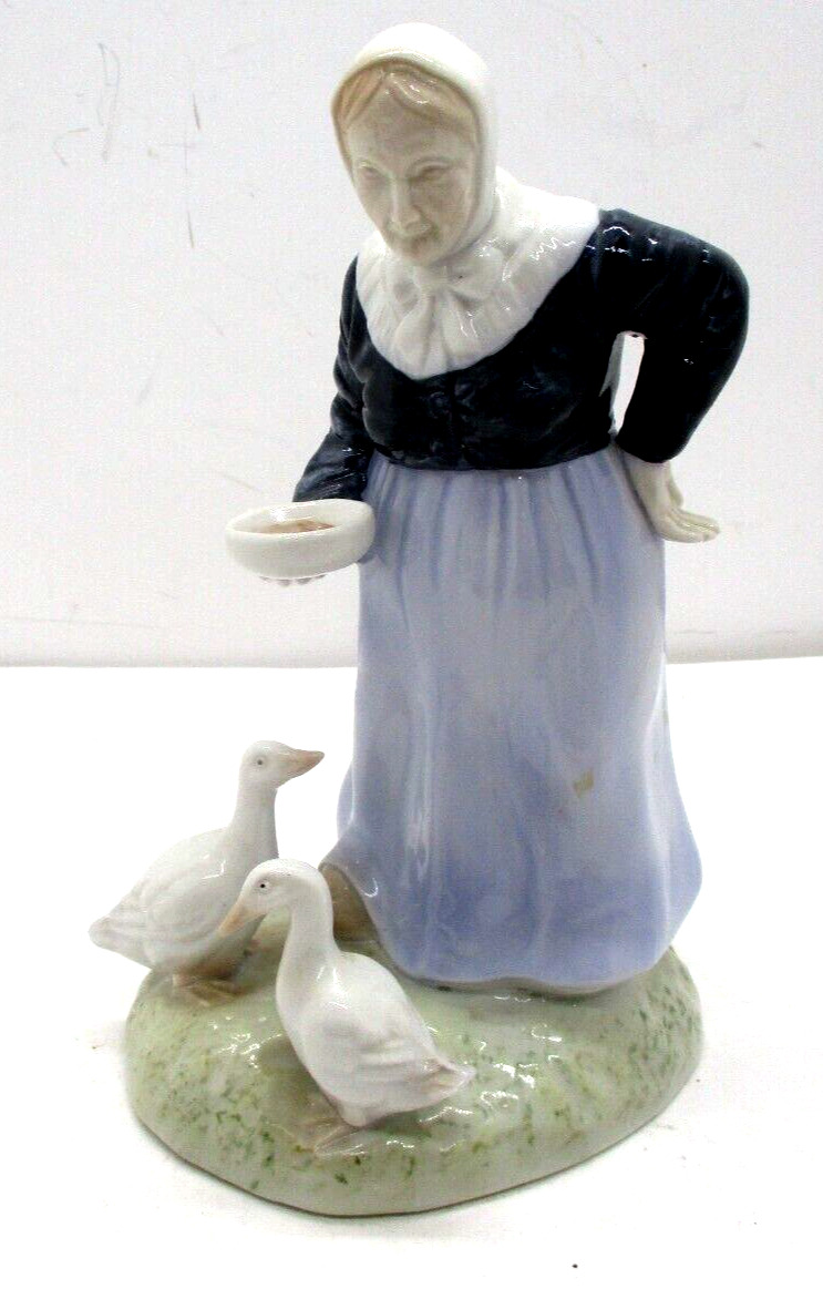 Vintage Fine Porcelain Dutch Old Woman Feeding Ducks Marked 7778