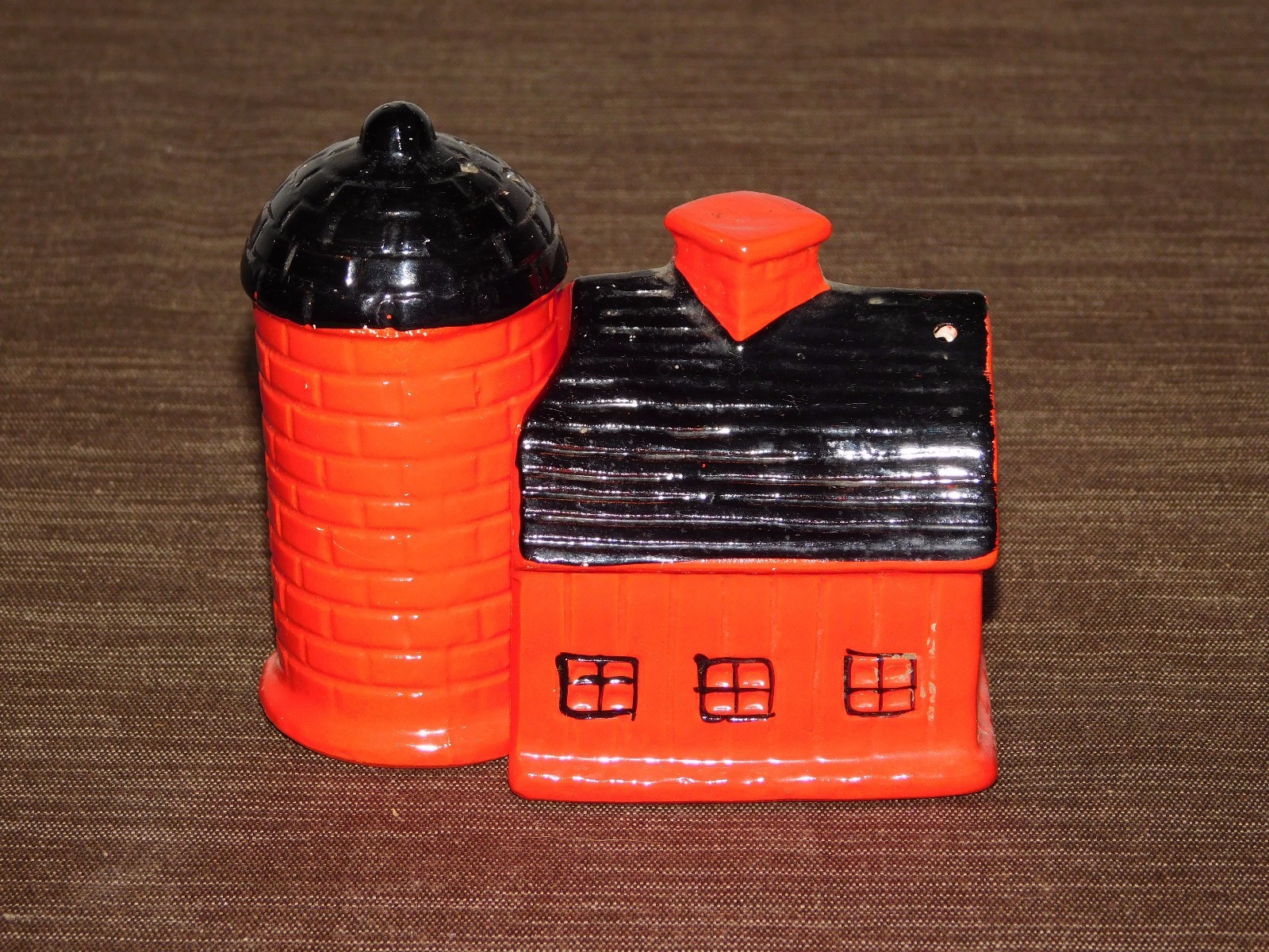 VINTAGE SALT & PEPPER SHAKERS CERAMIC FARM BARN & SILO UNUSED