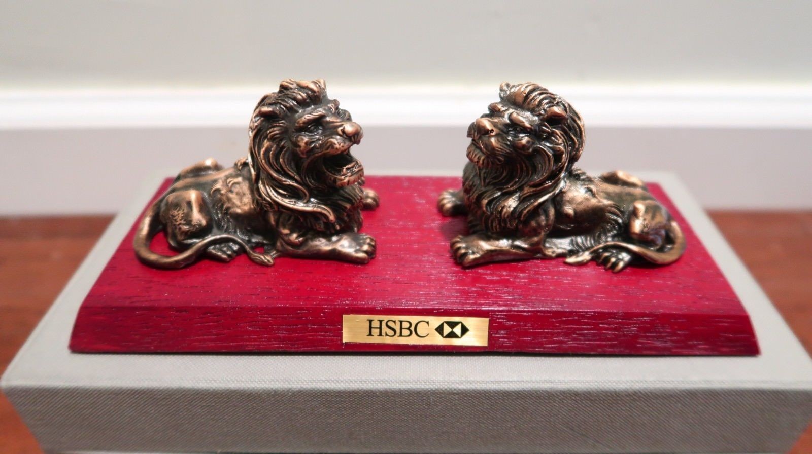 HSBC PAIR OF LION STATUE ON WOOD BOARD - SIZE: L19.5 X W8 X H7CM - RESIN MADE