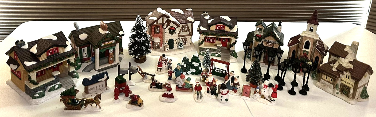 Lot Christmas Village Buildings Seasonal Specialties + Figures 1990s(LOCAL ONLY)