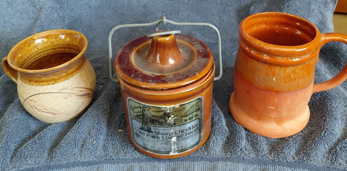 Vintage Stoneware Lot Century Pride Wisconsin Cheese Crock Wire Bail/ 2 Mugs