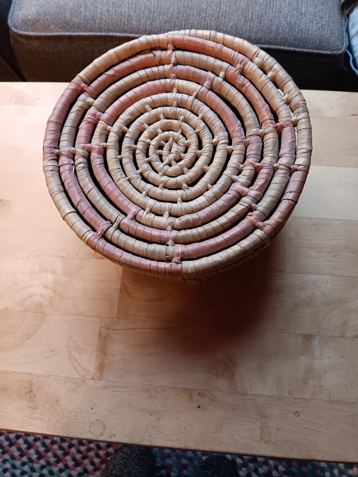 VTG HAND WOVEN HAND DYED REED BASKET W/ LID. 1091