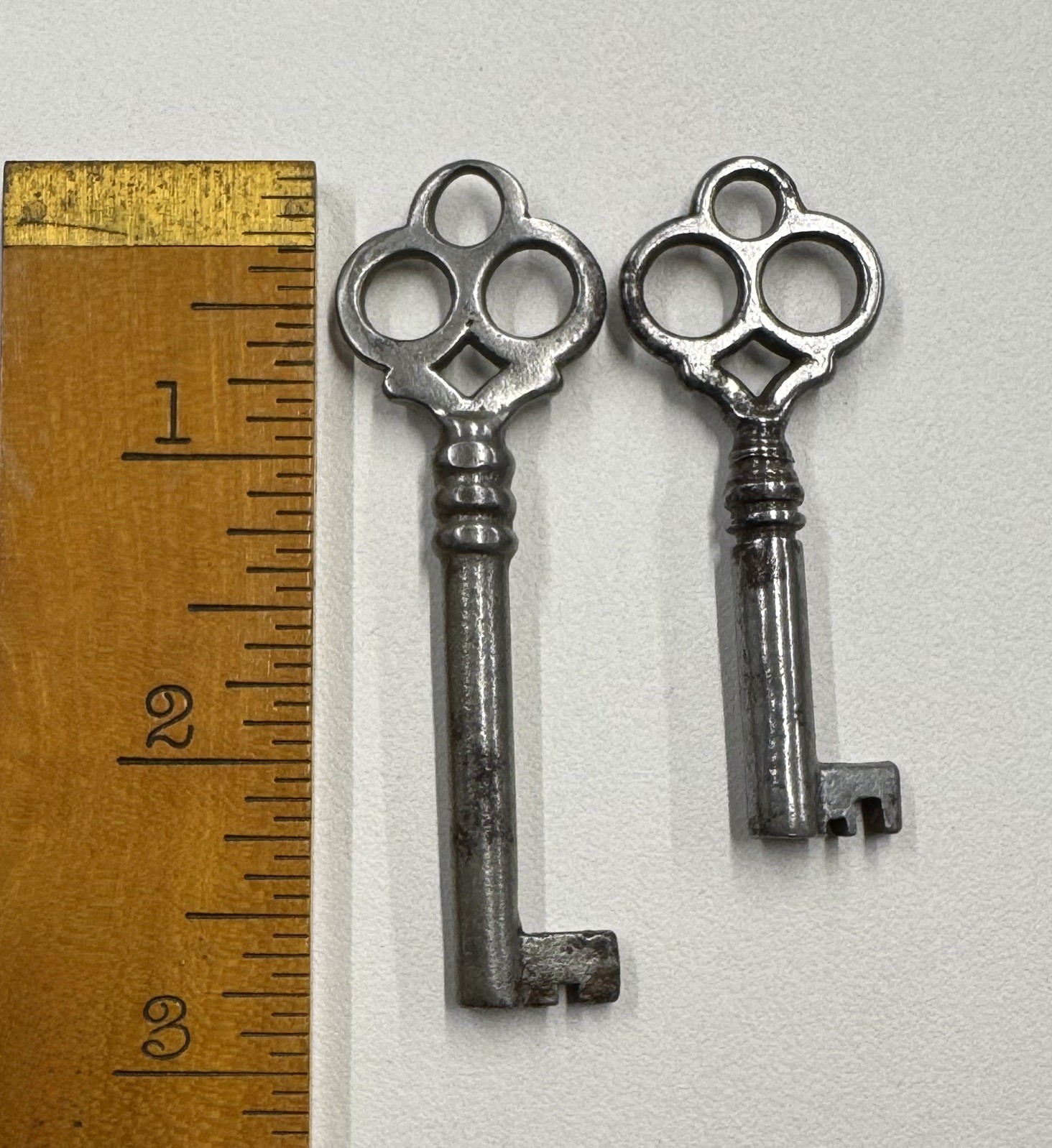 🌿 🗝2 Antique Hollow Barrel Skeleton Keys Cloverleaf Bow Vintage Furniture 