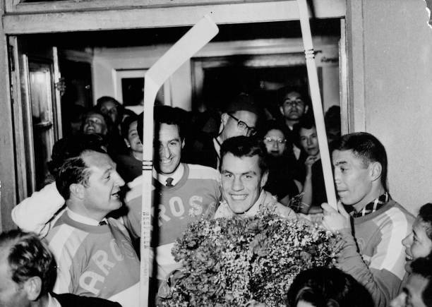 Roger Staub with ice hockey players EHC Arosa 1958 Old Historic Photo Roger Staub with ice hockey players EHC Arosa 1958 Old Historic Photo