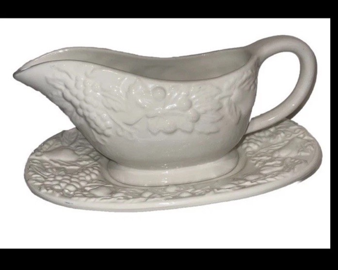 Fun Oneida nice Gravy Sauce Boat w/ Under Plate Large White Embossed Fruit
