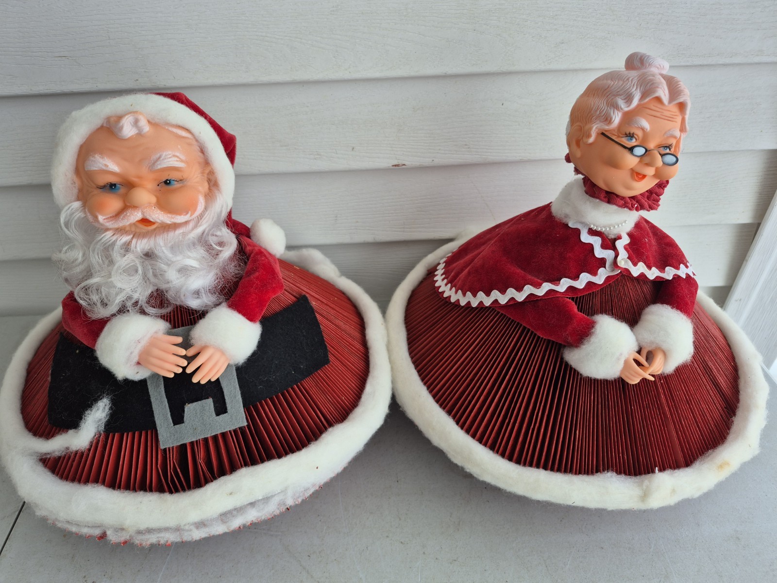VINTAGE HANDCRAFTED,HANDMADE DOLLS MR.& MRS.SANTA CLAUSE,NICE SIDE TABLE...
