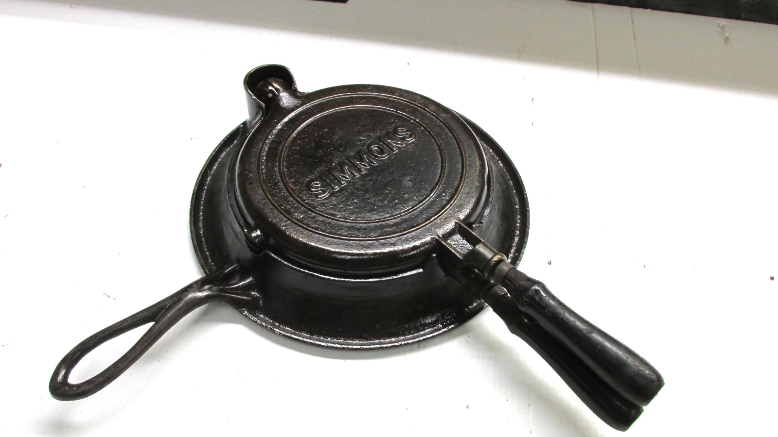 Old EC Simmons Keen Kutter  Cast Iron Waffle Iron