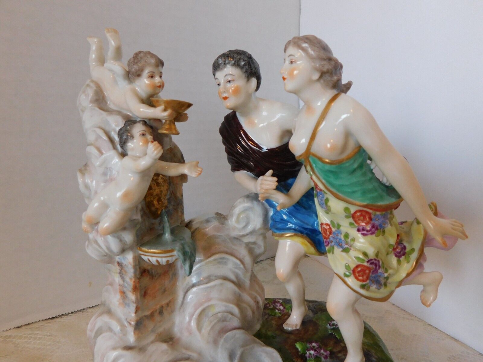 STUNNING PORCELAIN ANTIQUE DRESDEN FIGURE - COUPLE WITH CHERUB ANGELS - GERMANY