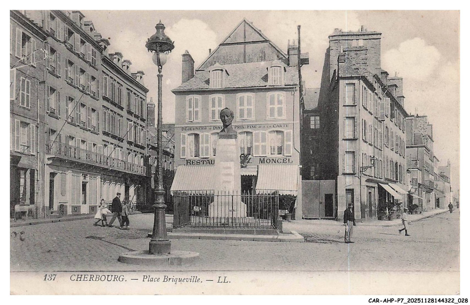 CAR-AHPP7-0369-50 - CHERBOURG - La place briqueville
