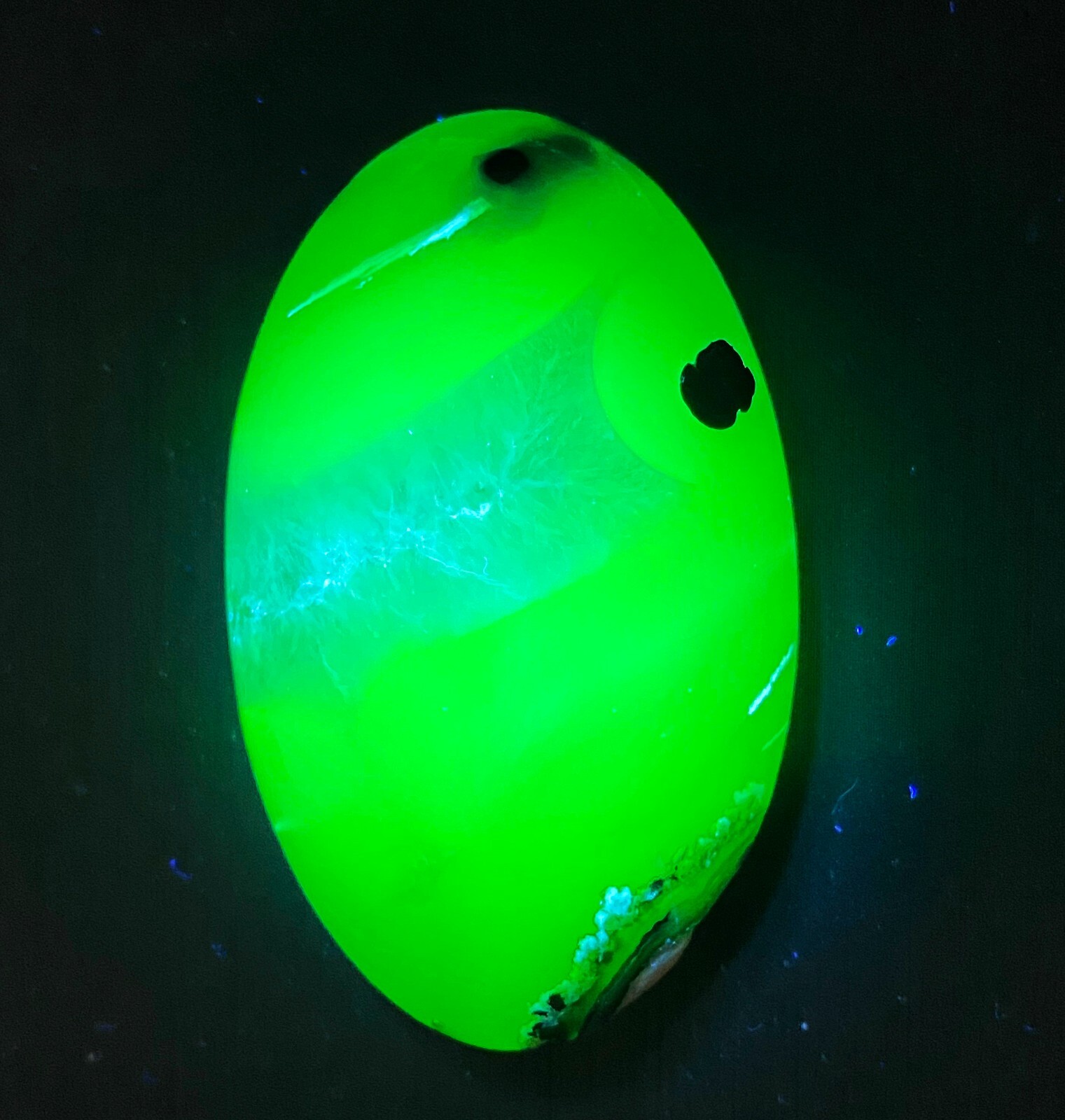 New Find Silver Light Agate Palm Polishing Healing Glow Under UV Light D783