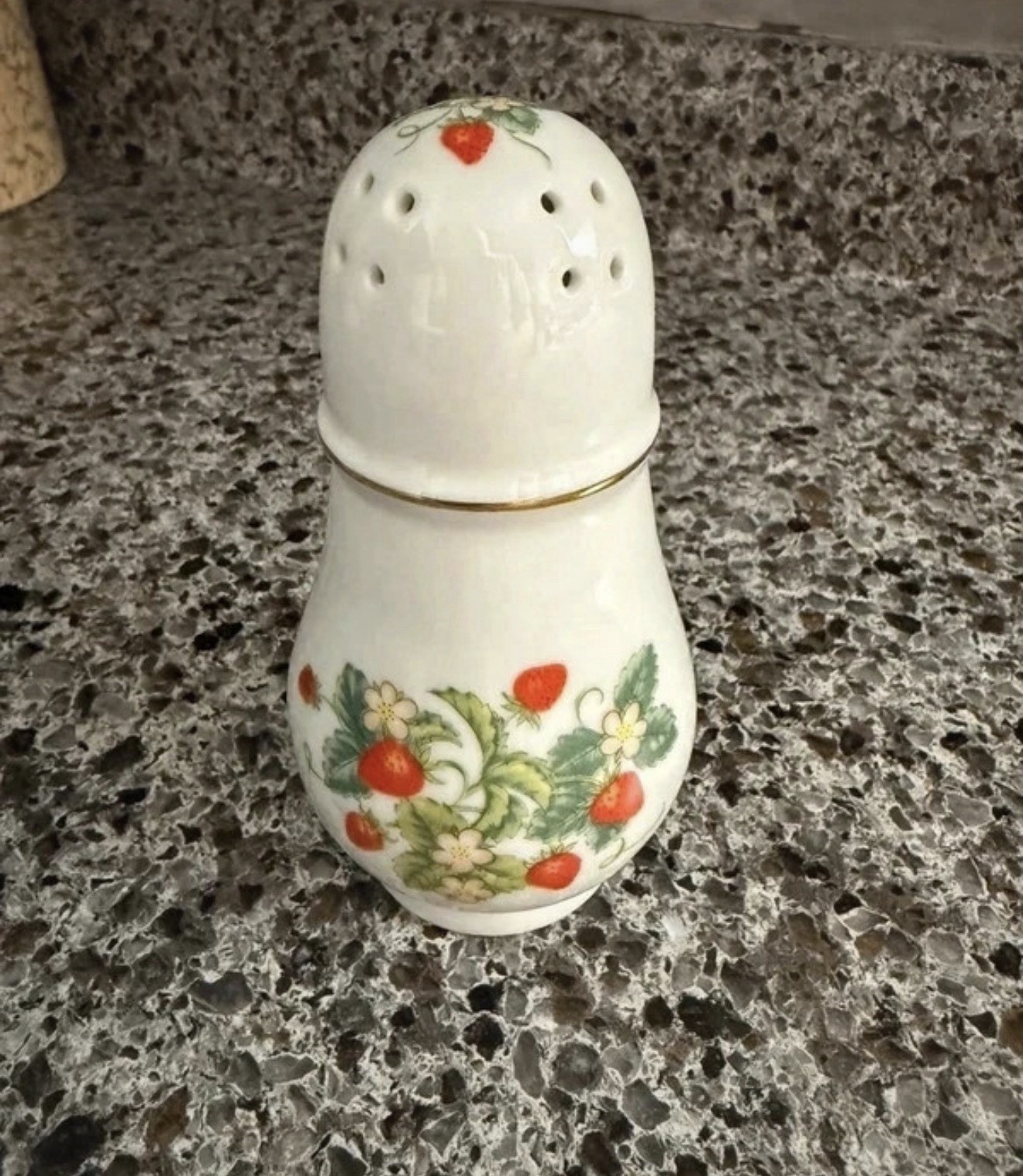 Avon Sugar Shaker Strawberry Vintage Porcelain 22k Gold Trim Brazil 5” Tall 🍓