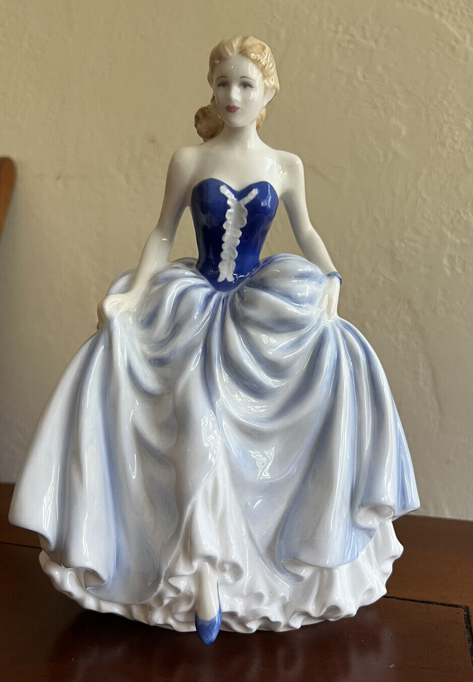 Royal Doulton Classics SUSAN Figurine of the year 2004 Signed