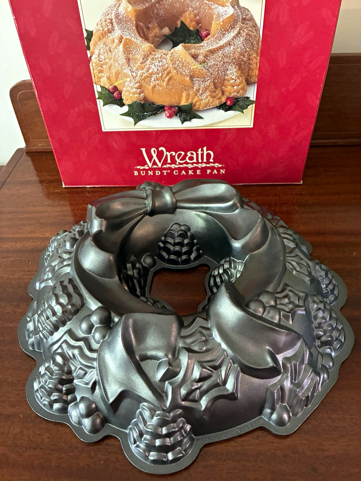 Williams Sonoma Christmas Wreath Bundt Cake Pan Cast Aluminum Gray Nonstick 