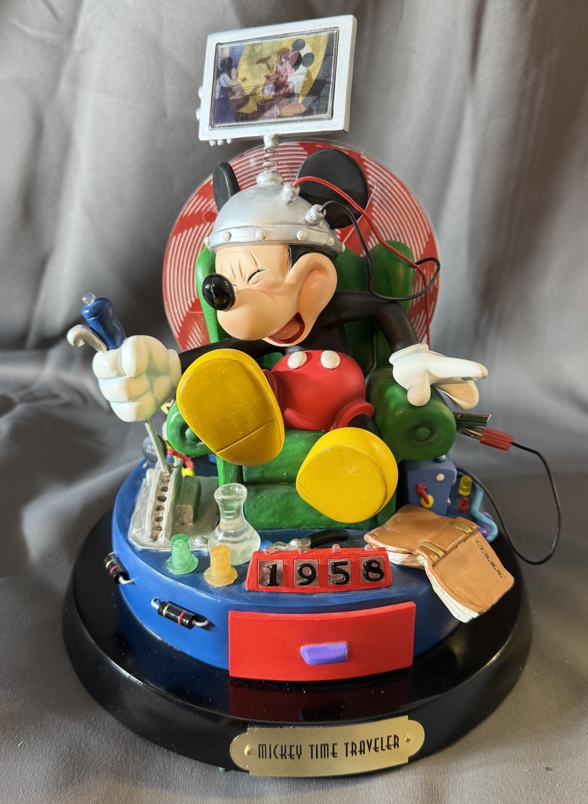 Disney Mickey Time Traveler LE 200 Pins w/Sculpture  Journey Through Time Event