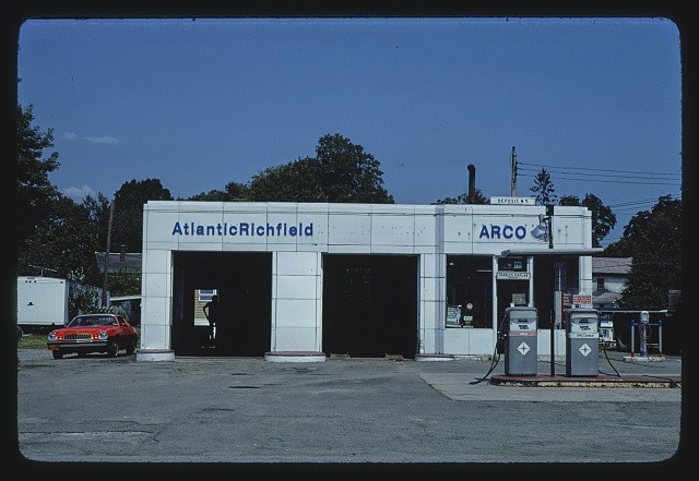 Photo:Arco gas station, closer view, Route 10, Deposit, New York