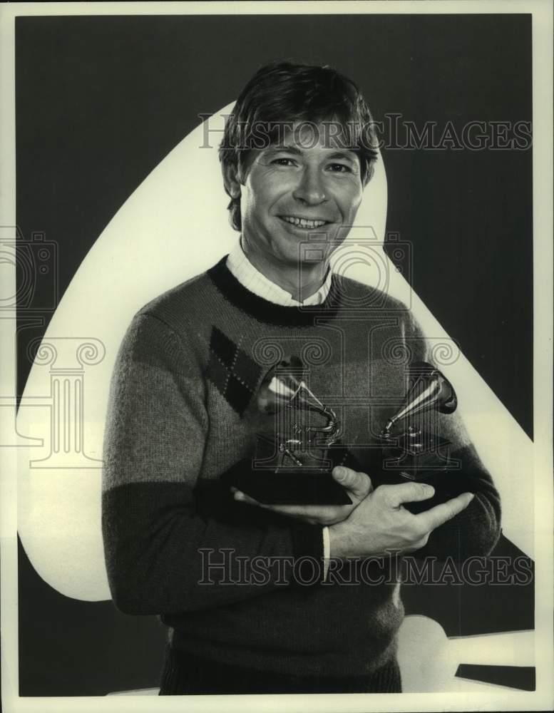 1984 Press Photo John Denver wins awards at The 26th Annual Grammy Awards 1984 Press Photo John Denver wins awards at The 26th Annual Grammy Awards