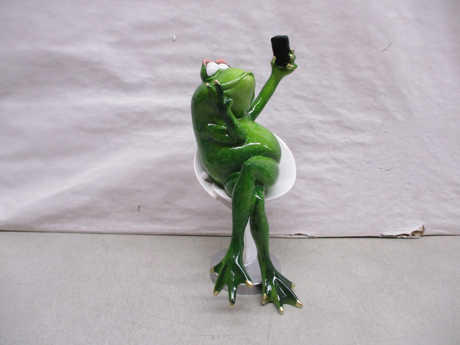 Resin Frog Selfie Figurine