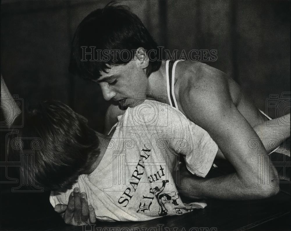 1994 Press Photo Martin Luther Wrestlers Zac Cornett and Kevin Crosby Work Out
