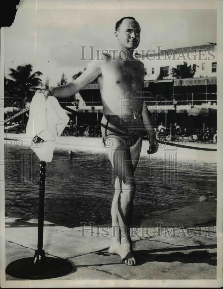 1939 Press Photo Judge George Murphy in pool at Roney Plaza Cabana Club in Miami
