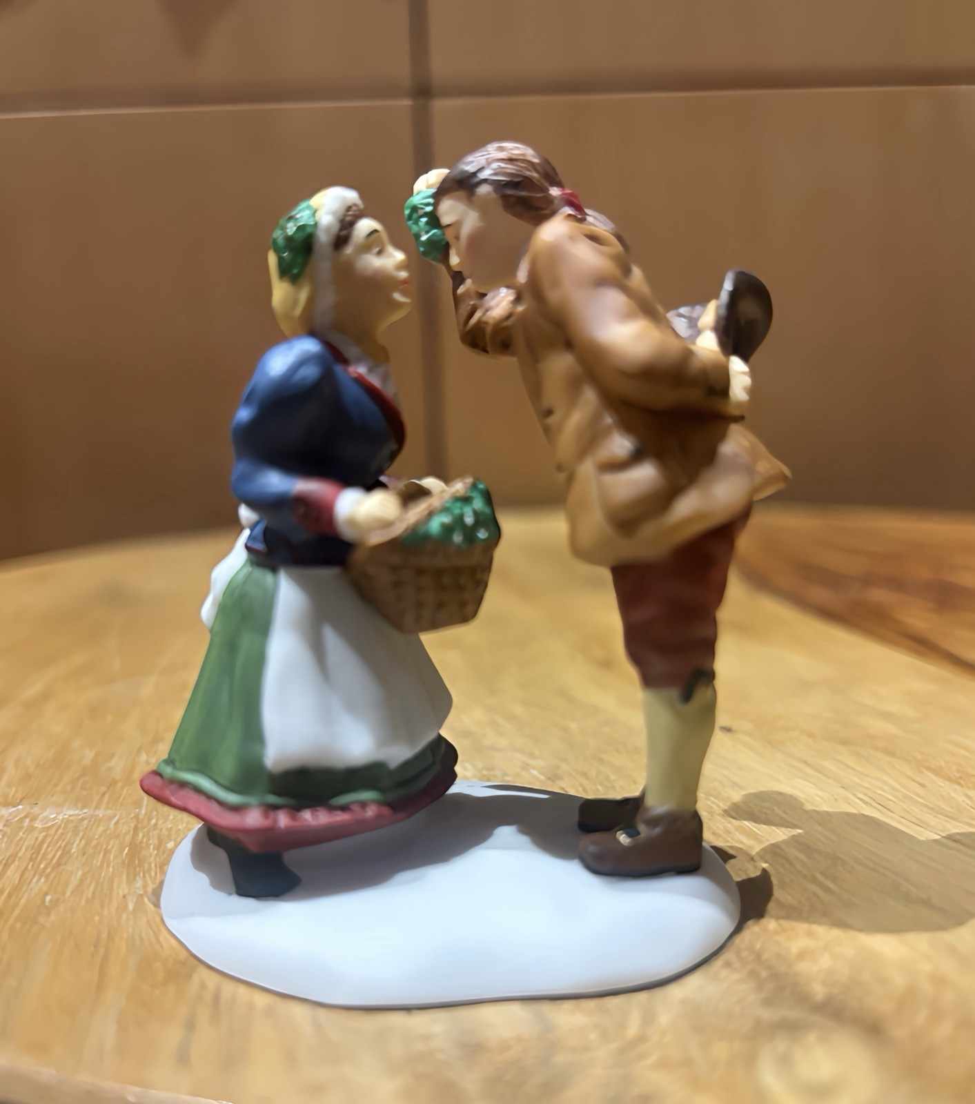 DEPT 56  NEW ENGLAND VILLAGE  UNDER THE MISTLETOE  NIB