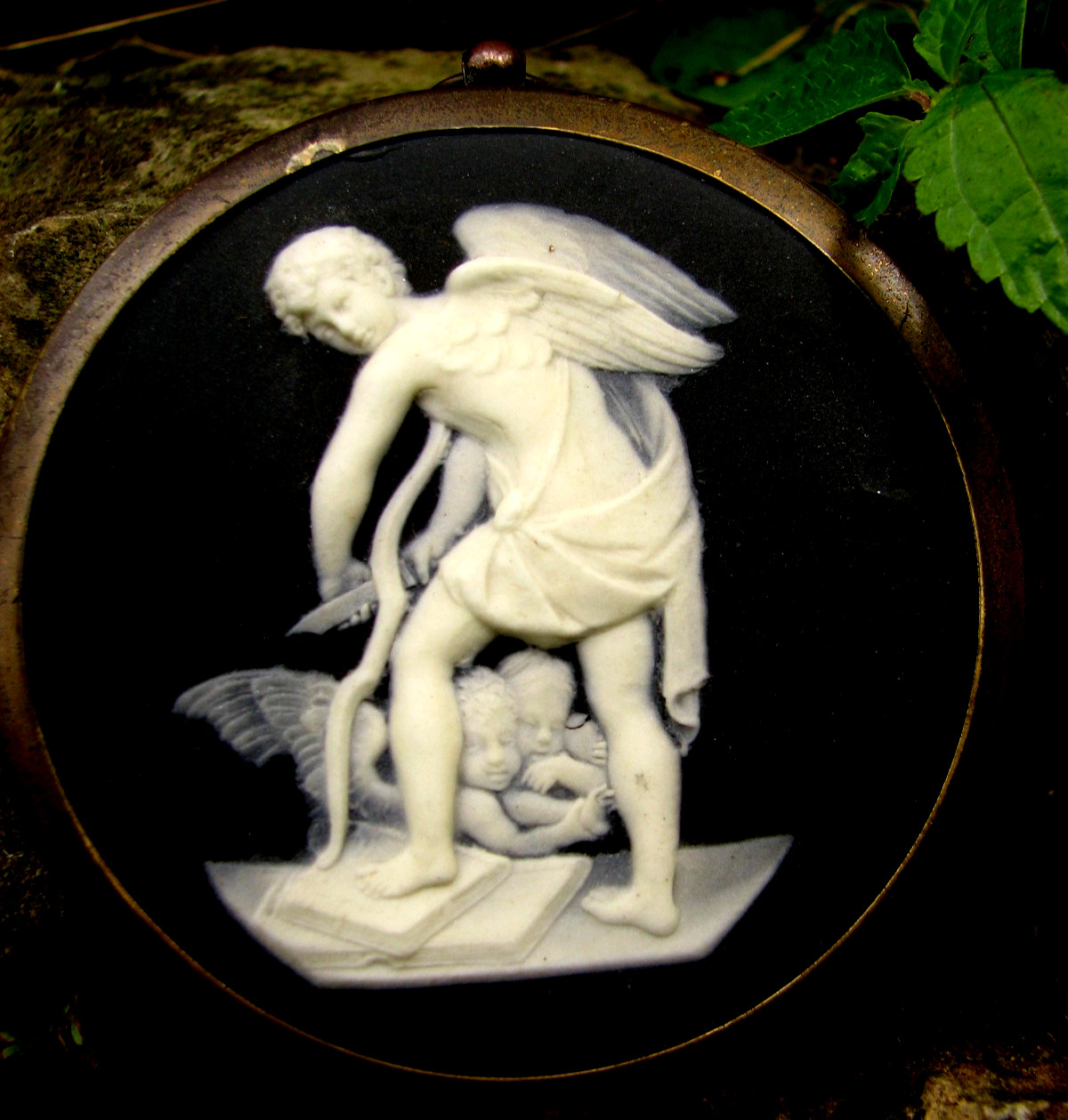 WEDGWOOD XRARE 18/19 CENTURY BLACK DIP ROUND MEDALLION CHERRUB AND BOW MUSEUM WEDGWOOD XRARE 18/19 CENTURY BLACK DIP ROUND MEDALLION CHERRUB AND BOW MUSEUM