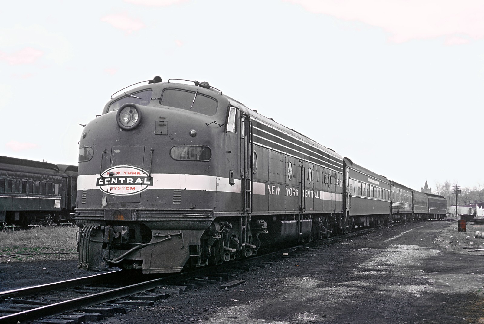 Penn Central (ex-NYC) E8A 4071 Chatham-NYC train Chatham NY 1970 8.5 x 11 Photo