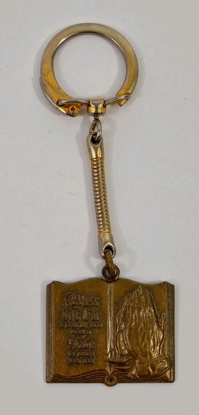 VINTAGE PRAYING HANDS W/ SERENITY PRAYER & TRAVELER DANGLING KEYCHAIN