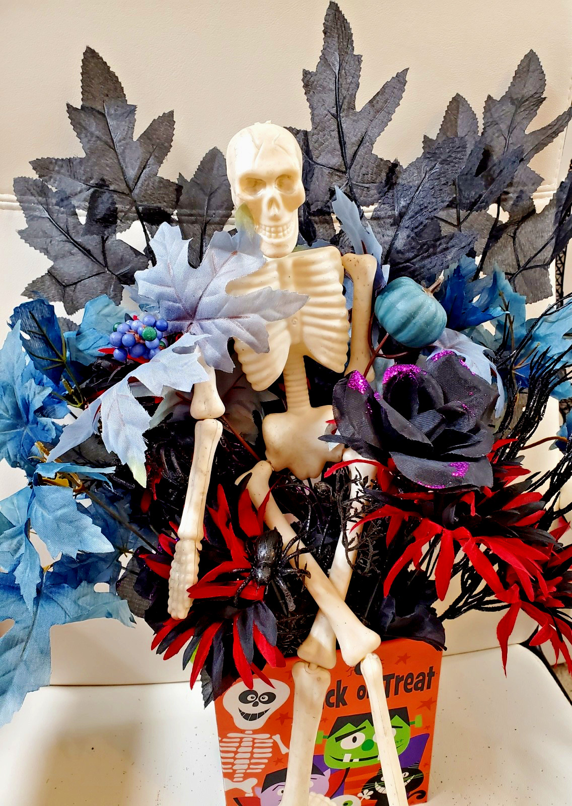 SKELETON HALLOWEEN CENTERPIECE FLORAL DECOR -  PUMPKINS, DAISIES, SPIDER - NEW