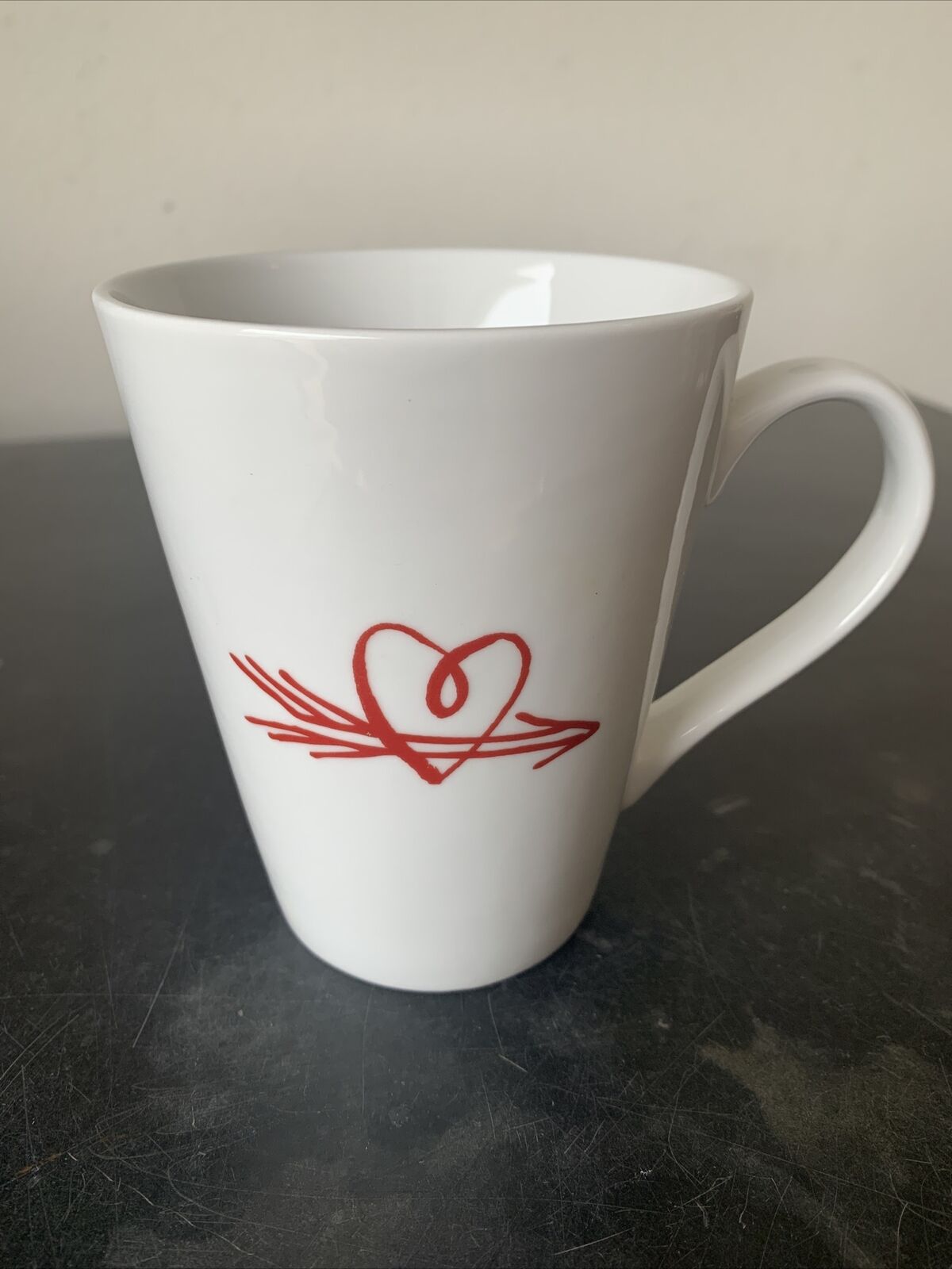 Starbucks 13 ounce white Coffee Mug RED heart arrow Valentine.  2014 pristine 