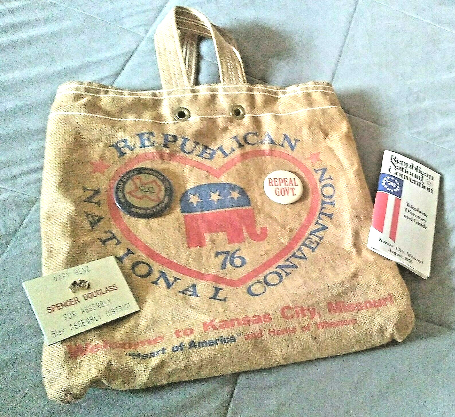 Vtg 1976 REPUBLICAN NATIONAL CONVENTION HAND TOTE Kansas City Buttons Book