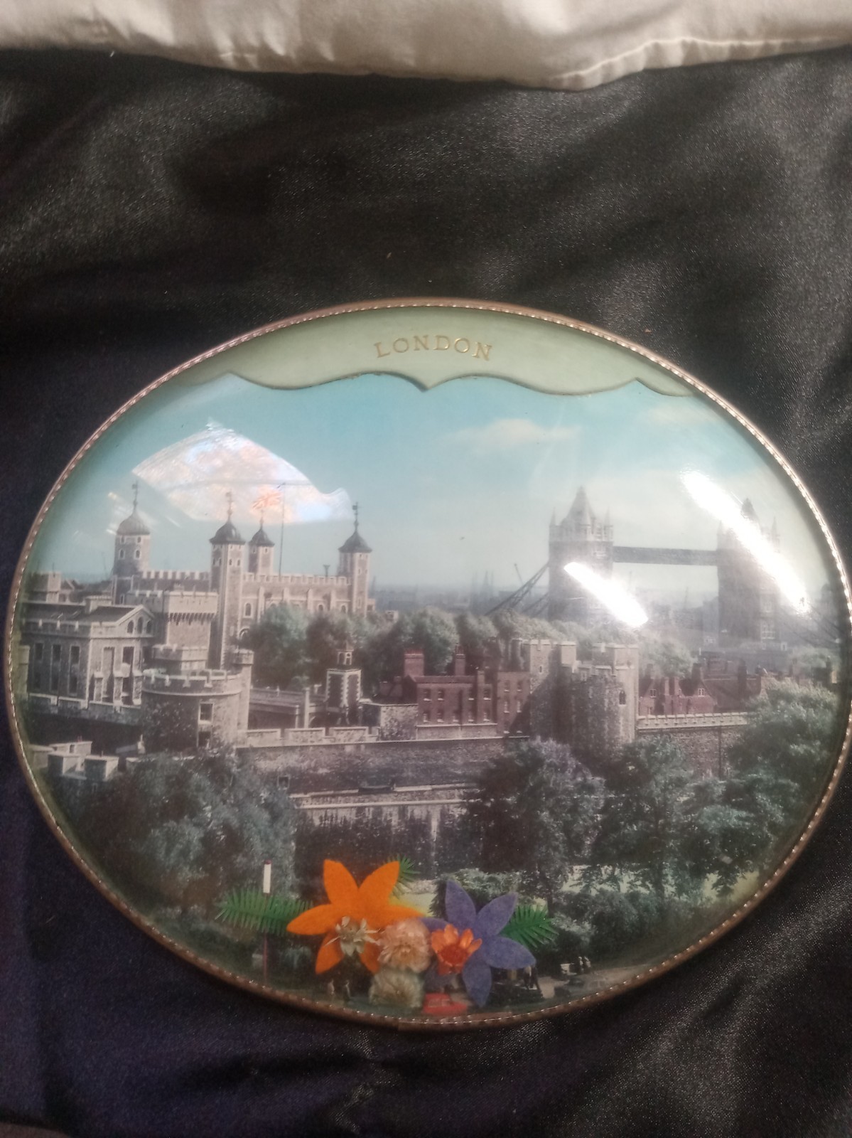 Vintage Oval London England Souvenier Bubble Glass Framed Picture 