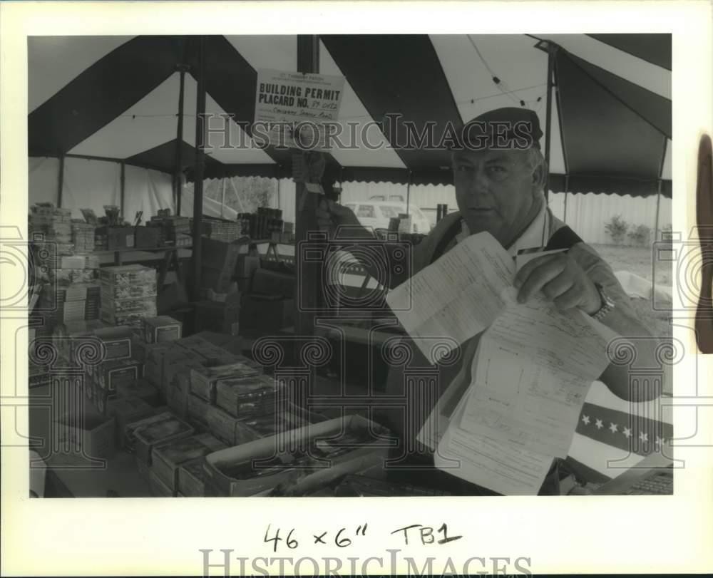 1989 Press Photo Edward Hutchinson at firework stand on U.S. 190 Service road