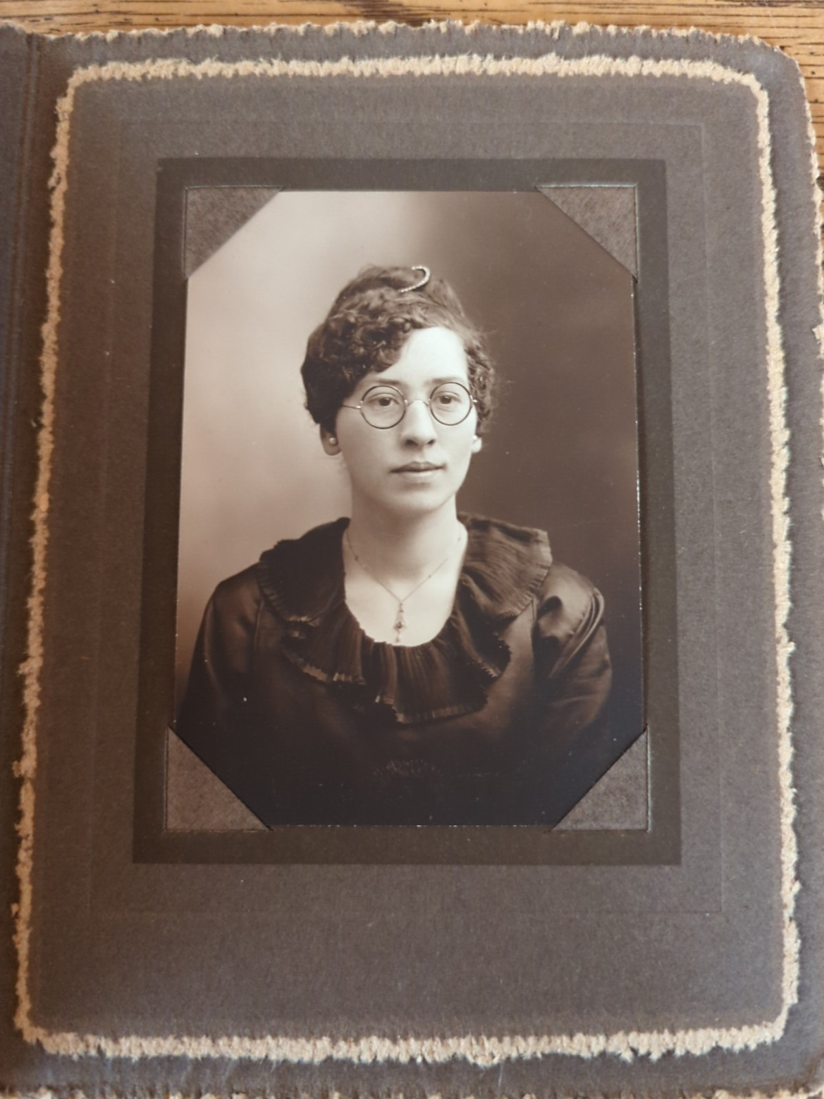 Antique Young Lady Woman Photo Victorian Portrait