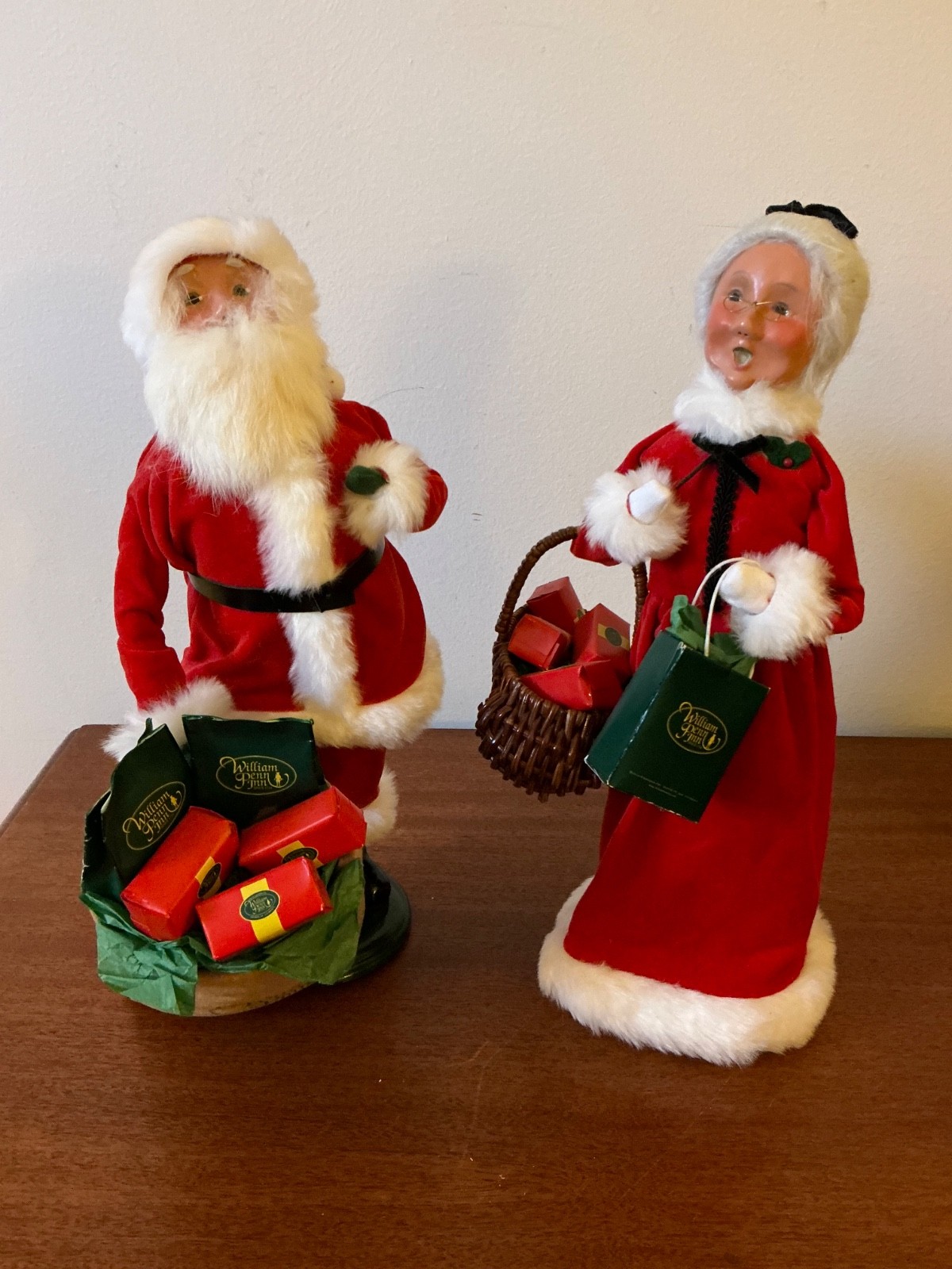 Byers Choice Exclusive 2016 William Penn Inn Santa & Mrs. Claus - Awesome