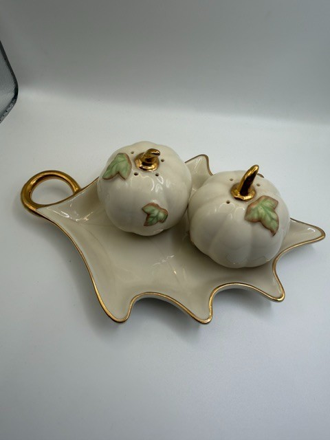 LENOX PUMPKIN SALT & PEPPER SHAKERS WITH AUTUMN LEAF TRAY WHITE PORCELAIN 24K LENOX PUMPKIN SALT & PEPPER SHAKERS WITH AUTUMN LEAF TRAY WHITE PORCELAIN 24K