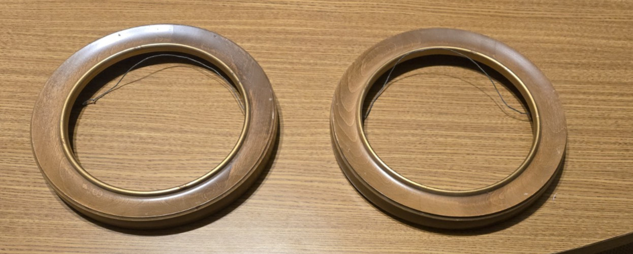 VINTAGE BARD'S ROUND WOOD PLATE HOLDER HANGER BROWN/GOLD- WALNUT FIT 8 IN. PLATE