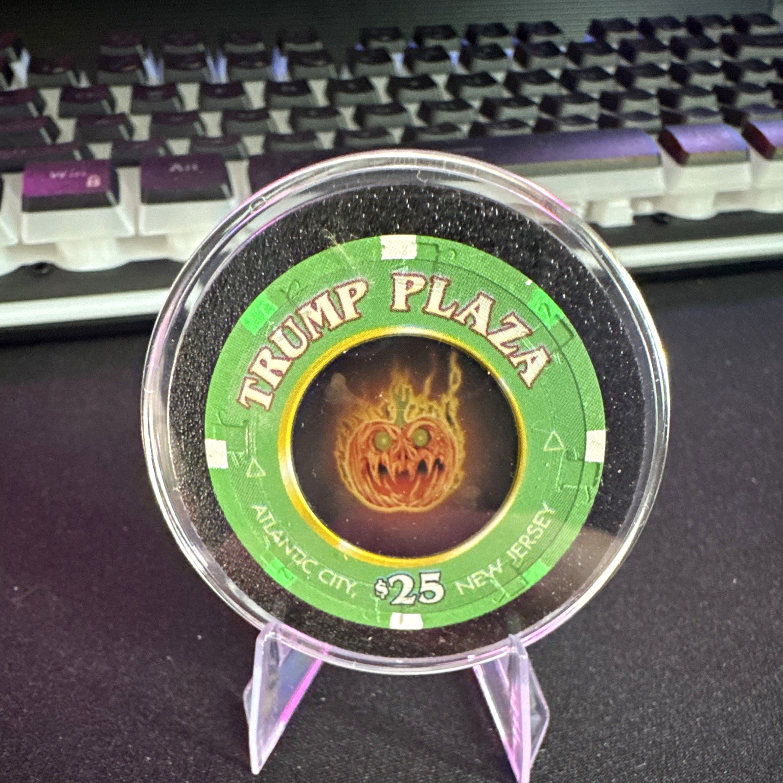 Obsolete Trump Plaza Casino Atlantic City NJ $25 Halloween 2004 Holo Casino Chip