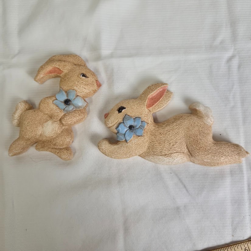 HOMCO 7609 Bunny Rabbit Vintage Flower Plastic Wall plaques Made in USA Set of 2