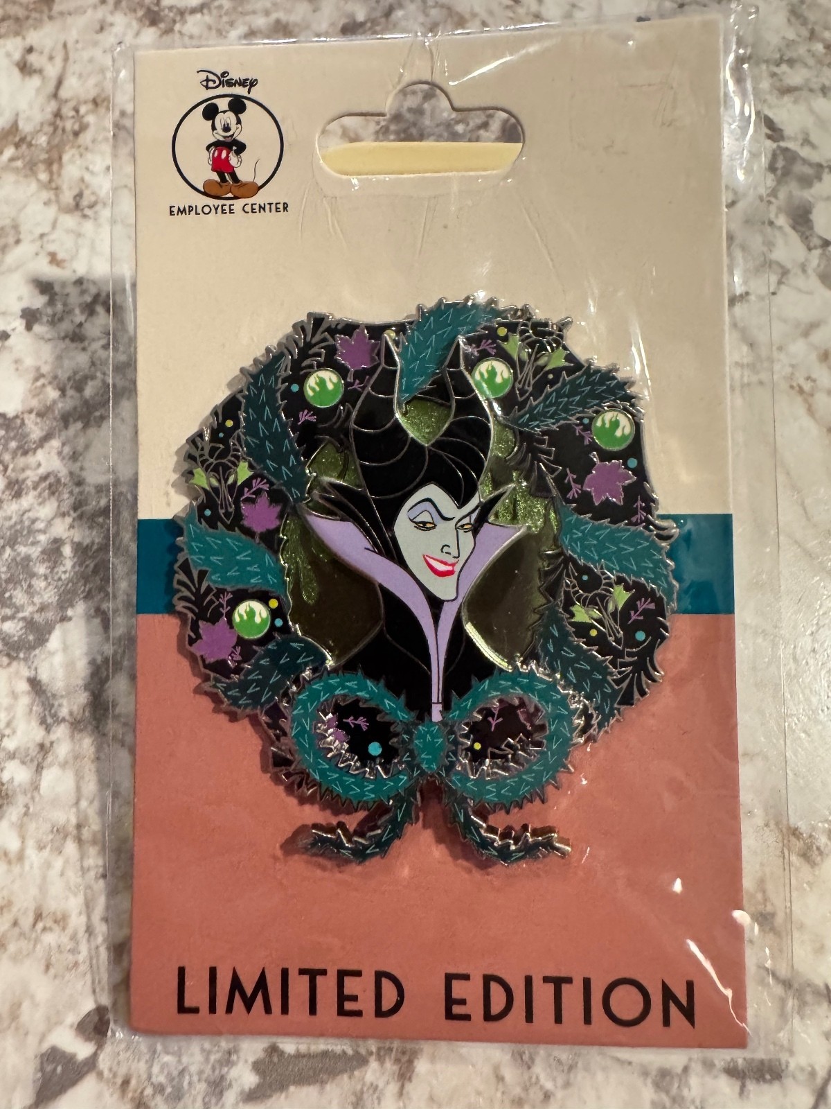 Disney DEC Villains Wreath Maleficent Sleeping Beauty LE 400 Pin Disney DEC Villains Wreath Maleficent Sleeping Beauty LE 400 Pin