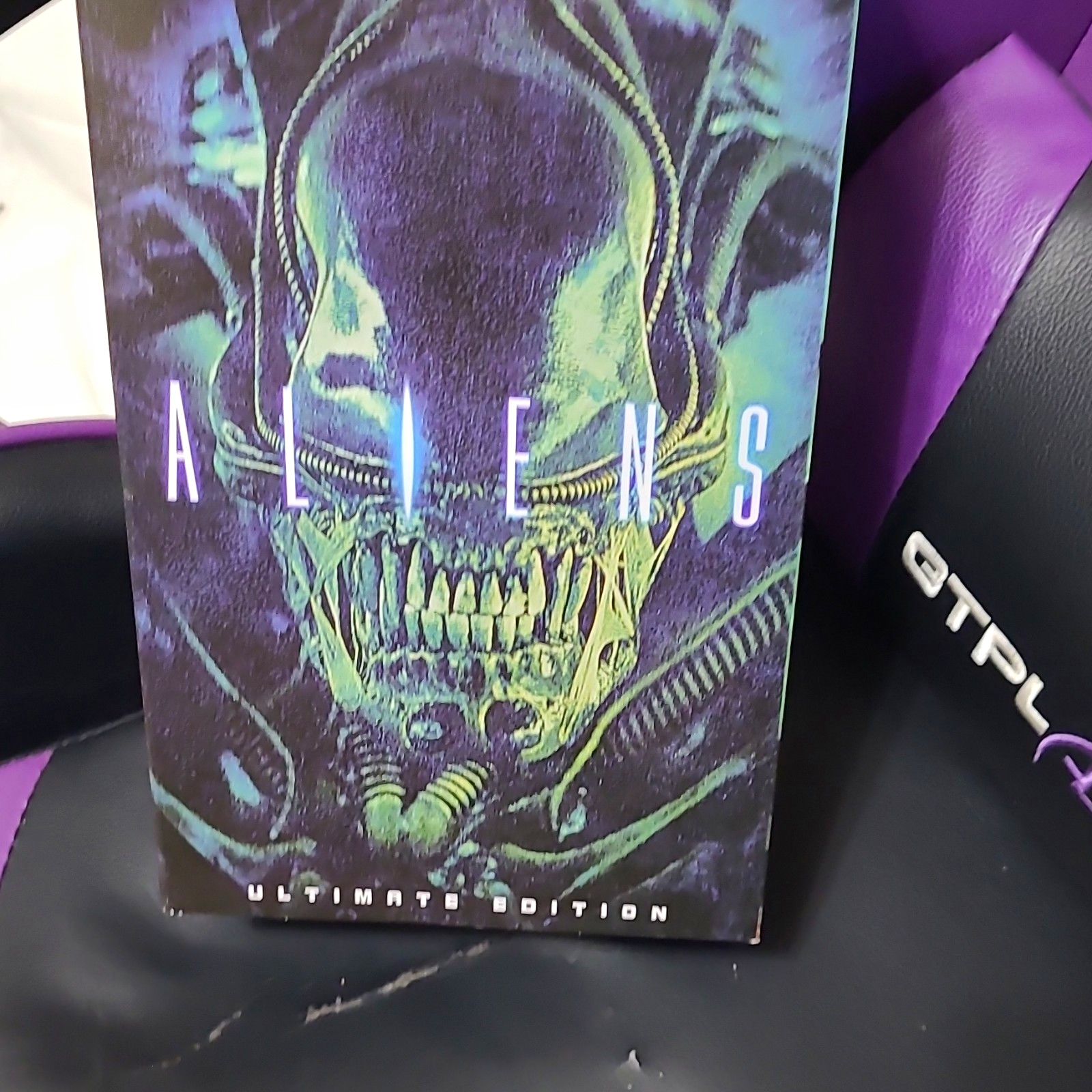 Aliens Ultimate Edition Xenomorph Collectible Figure with Accessories