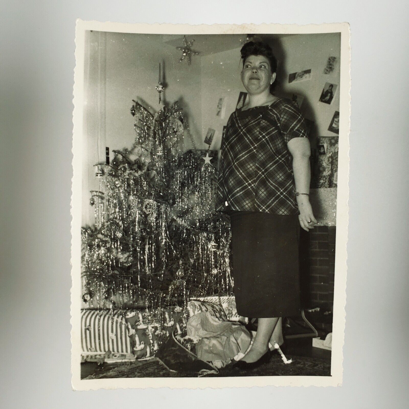 Proud Christmas Tree Lady Photo 1950s Decorations Tinsel Presents Woman H959
