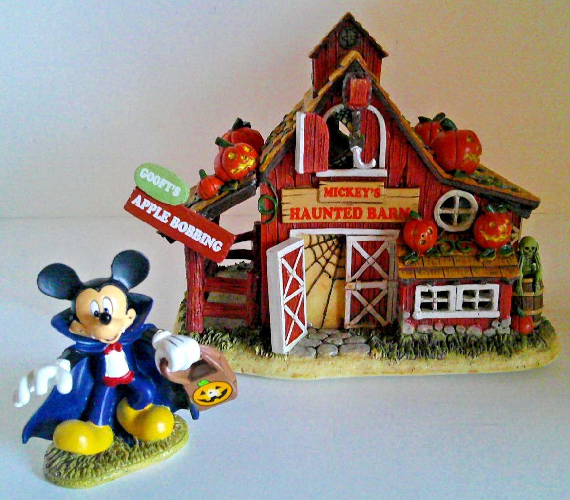 Hawthorne Village Disney Halloween Harvest Village Lighted Mickey's Haunted Barn