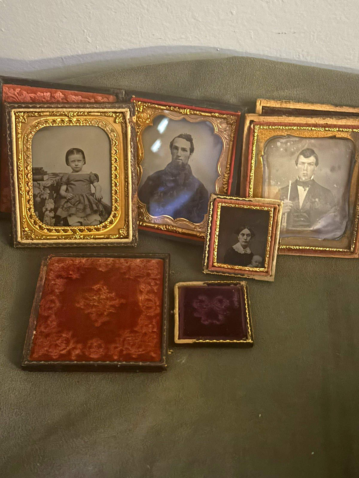 4 Vintage Images - Photographs