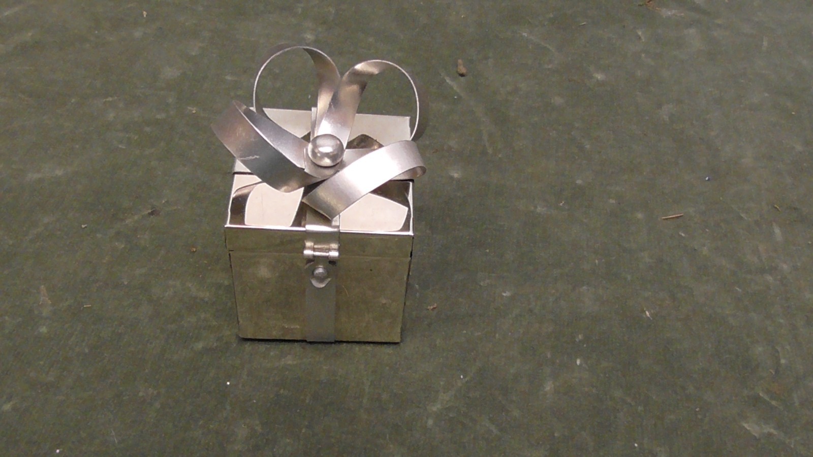 Vintage Silver Tone Metal Gift Box Trinket Jewelry Hinged Storage Decor Felt