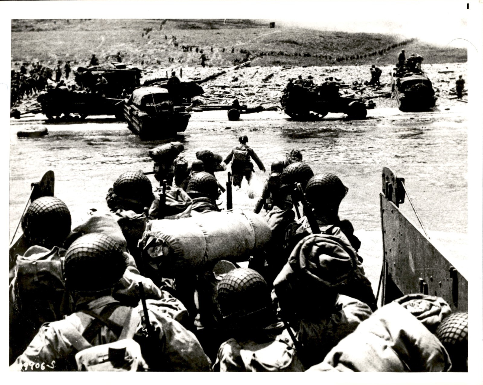 LD432 1984 2nd Gen Photo INVASION BEACH 1944 NORMANDY WWII ALLIED TROOPS LD432 1984 2nd Gen Photo INVASION BEACH 1944 NORMANDY WWII ALLIED TROOPS
