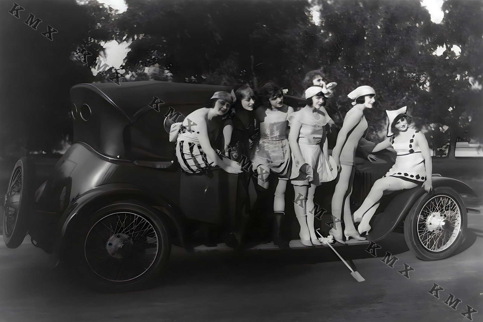 1920's Flapper Girls And Car 4x6 photo